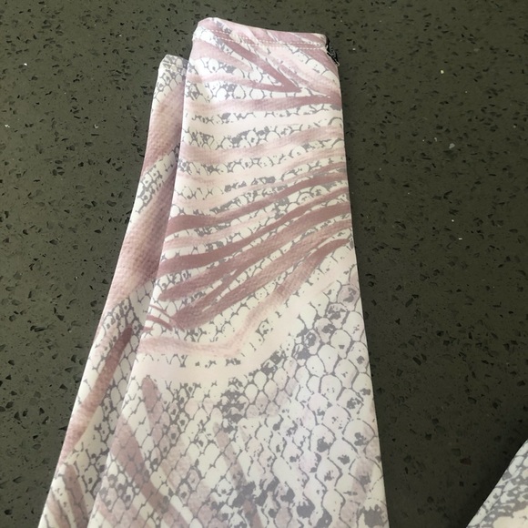 Onzie Python White Snakeskin Leggings - Picture 3 of 16